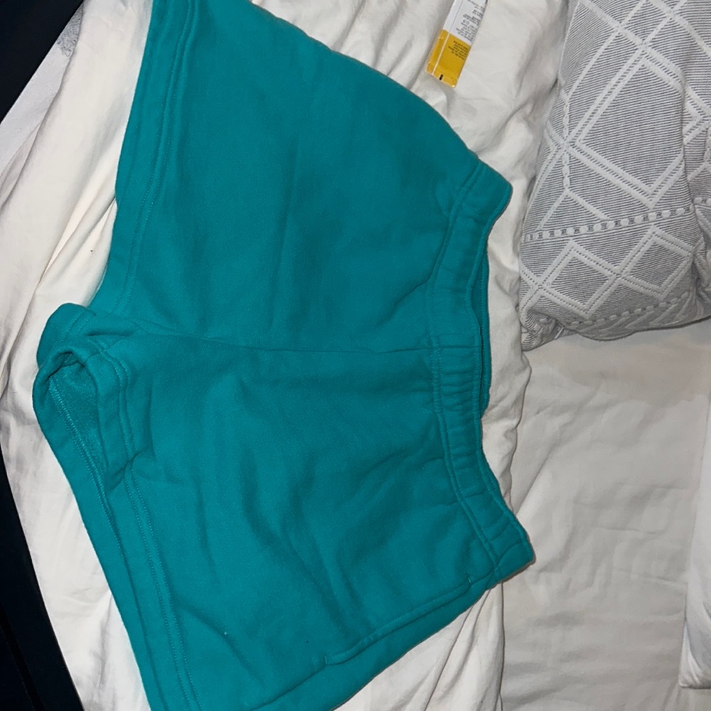 RARE/SOLD OUT Aritzia Cozy fleece. boyfriend shorts BASIC 3” SWEATSHORT